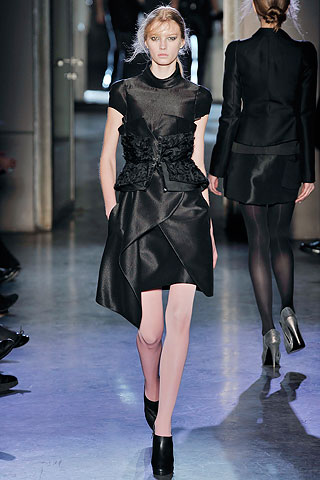 Vestido negro manga corta con pliegues Reu Du Mail